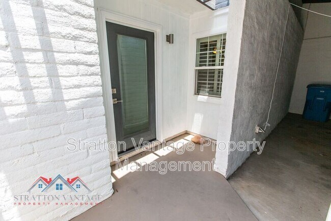 Building Photo - 2638 E Roma Ave