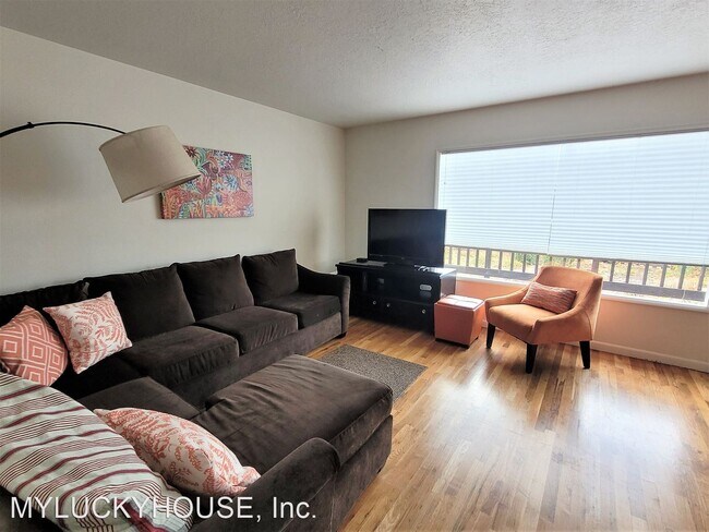 Building Photo - 3 br, 1 bath House - 305 NW Newport Ave