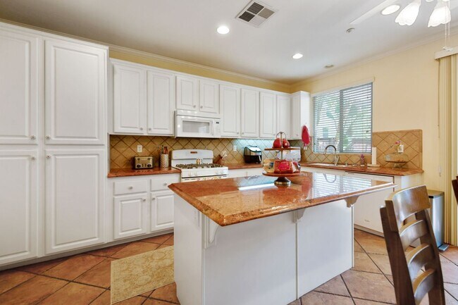Building Photo - 421 Sonora Cir