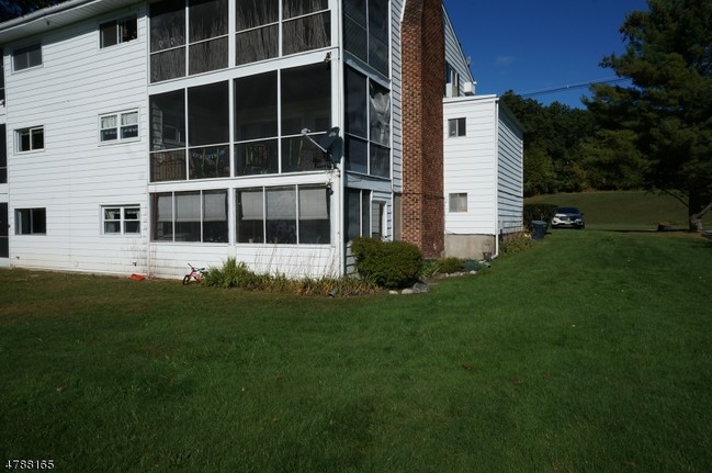Building Photo - 246 Lake Shore N