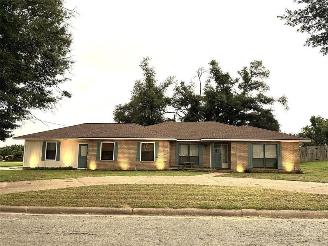 Primary Photo - Executive Home / Rockdale, TX / Milam Coun...