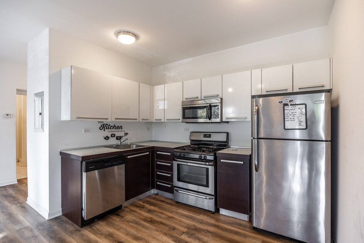 Foto principal - 1542 W Glenlake Ave