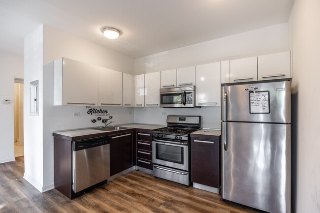 Building Photo - 1542 W Glenlake Ave