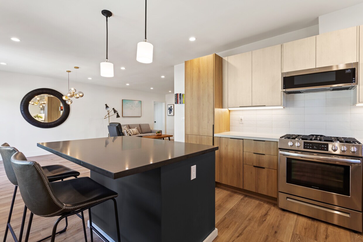 Entertainer's Kitchen with Eat-In Island - 1907 Malcolm Ave