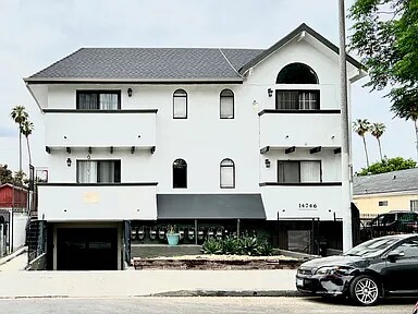 Edificio durante el día - Delano Townhomes