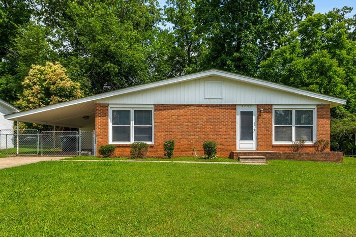 Foto principal - NE – Desirable Neighborhood, Brick Home, W...