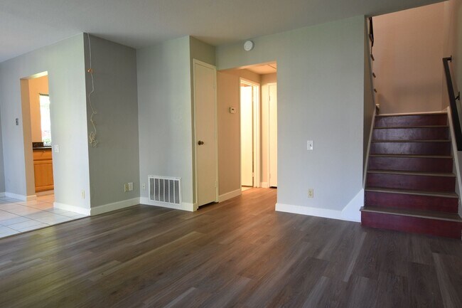 Foto del edificio - Remodeled and Clean 3 Bedroom 1.5 Bath Townhouse in South San Jose