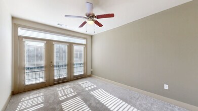 Interior Photo - Domain College Park