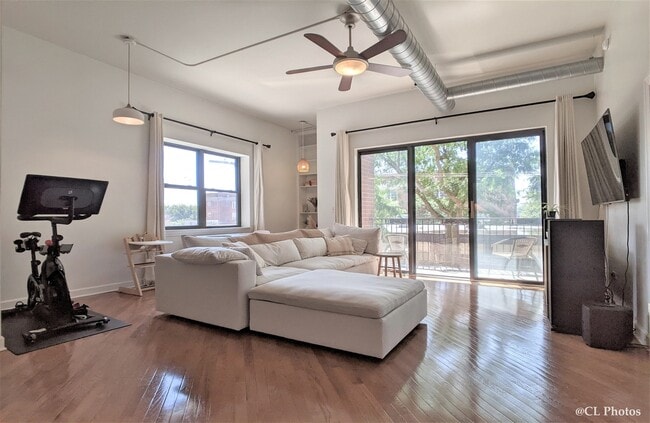 Foto del edificio - 3125 W Fullerton Ave