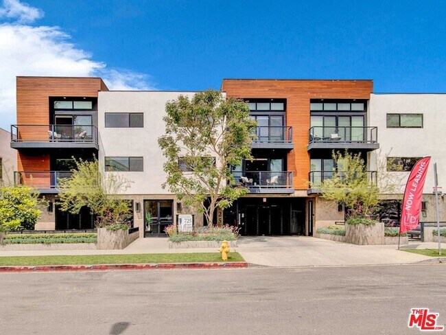 Building Photo - 725 N Alfred St