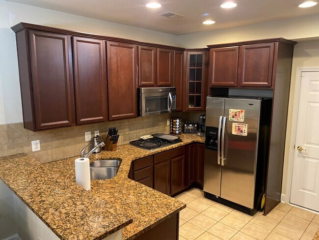 Building Photo - Lovely 3 Bedroom / 2.5 Bathroom Townhome i...