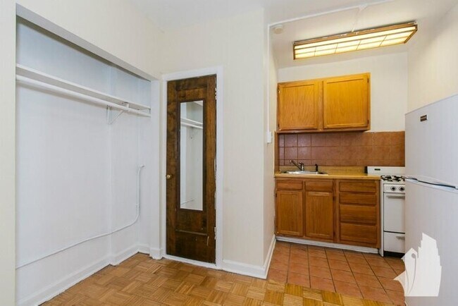 Building Photo - 505 W Belmont Ave