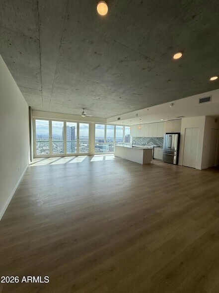 Foto del edificio - 777 N Central Ave