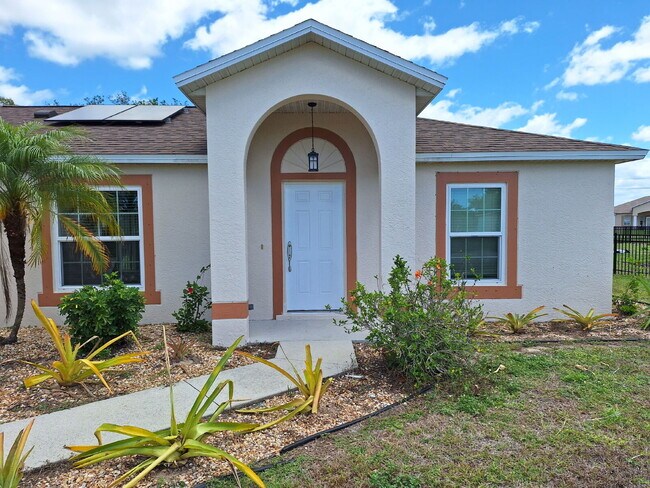 Foto del edificio - "Charming 3-Bed, 2-Bath Retreat on Lychee Court in Punta Gorda – Your Perfect 1,224 Sq Ft Getaway!"