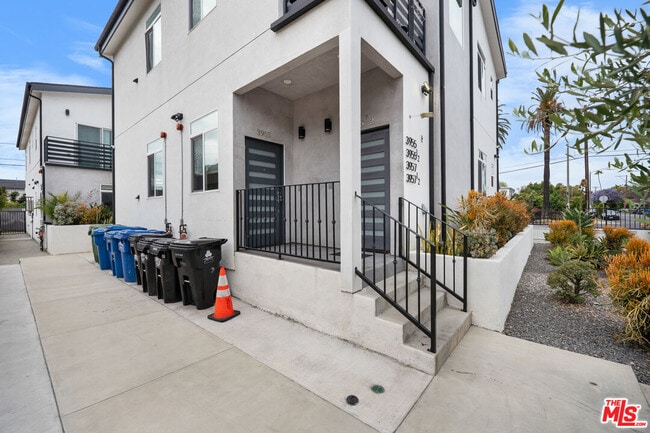 Building Photo - 3955 1/2 S Budlong Ave