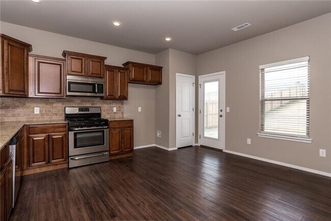 Foto del edificio - 4 bedroom 2.5 bath in Lowell-south of Promanade