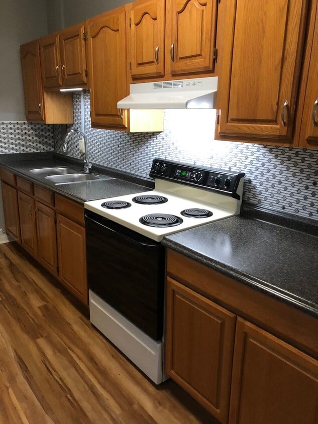 Primary Photo - Old World Charm Lancaster City 3 bedroom 1...