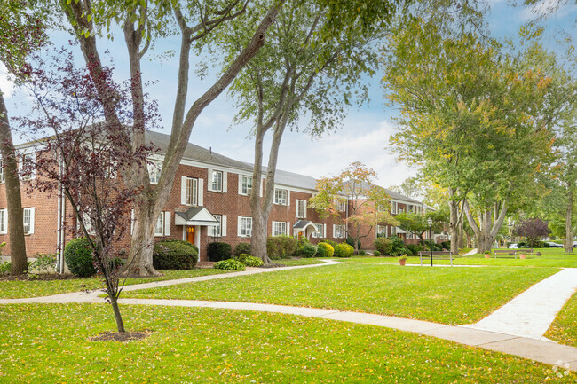 Building Photo - Huntington Village Co-Op