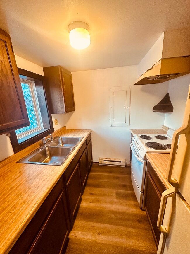 Building Photo - 1995 Cottage Ave E