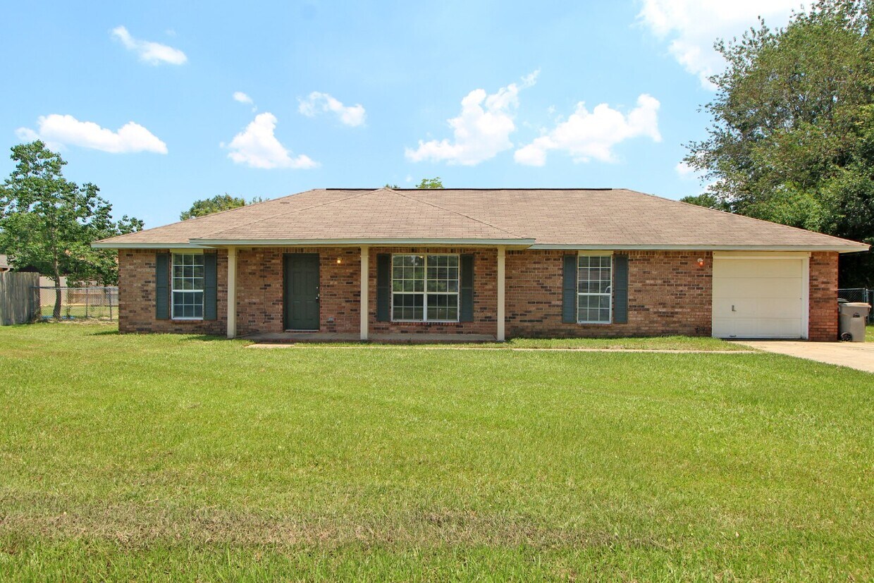 Primary Photo - 3/2 Northwest Pensacola brick home with ga...