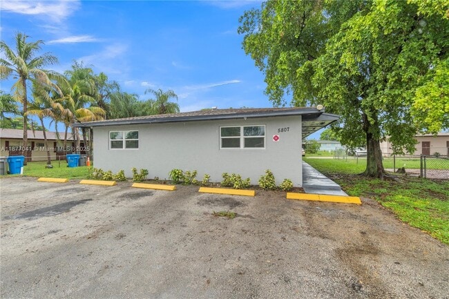 Foto del edificio - 5807 SW 27th St