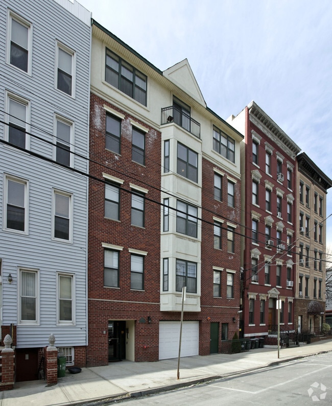 Building Photo - 416 Grand St