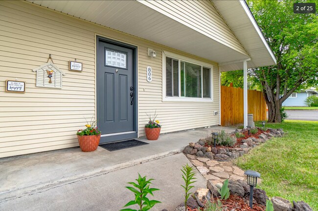 Building Photo - PRICE DROP! Single Family Home, Corner lot...