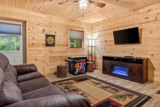 Building Photo - 4050 Henson Rd