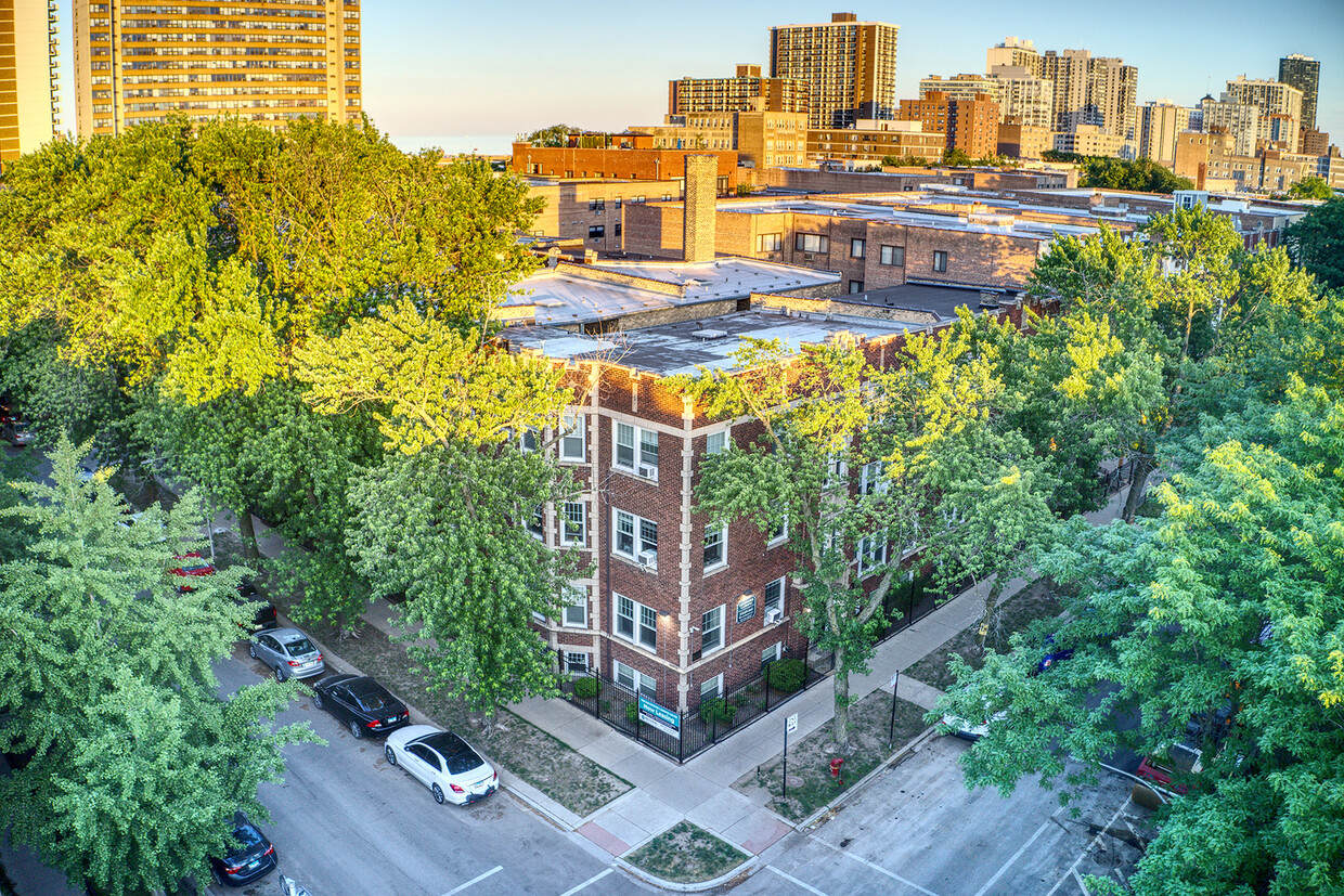Primary Photo - 1059 W Glenlake Ave