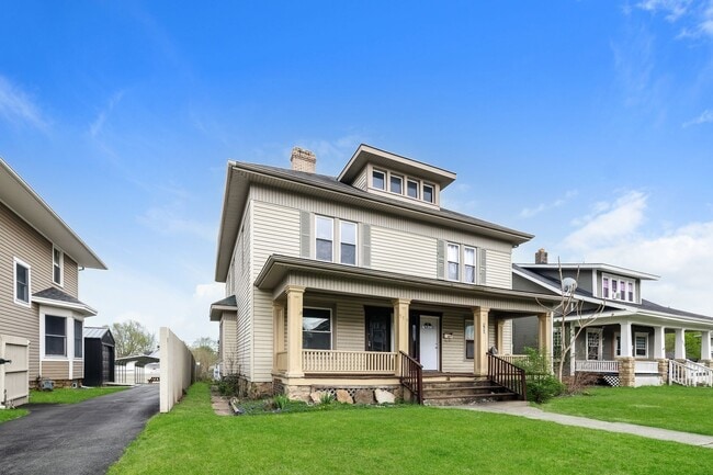 Foto del edificio - 557/559 E Madison Ave