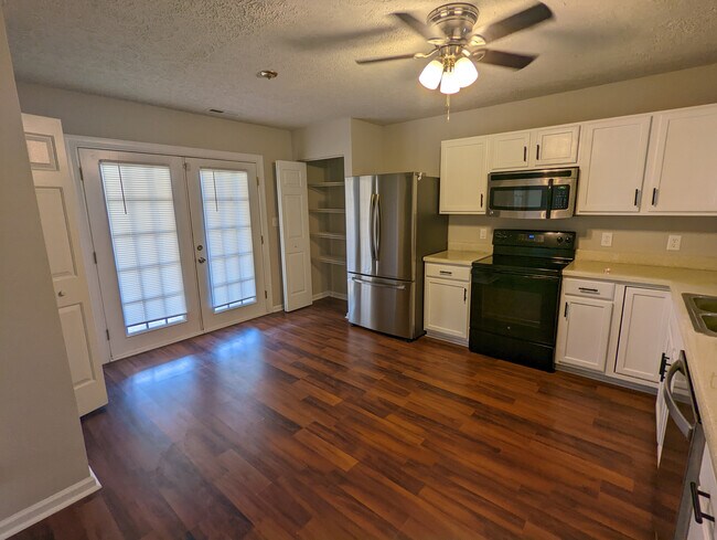Foto del edificio - Room in Single Family Home on Sana Ct