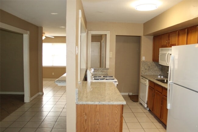 Building Photo - 2834 Hollandale Ln