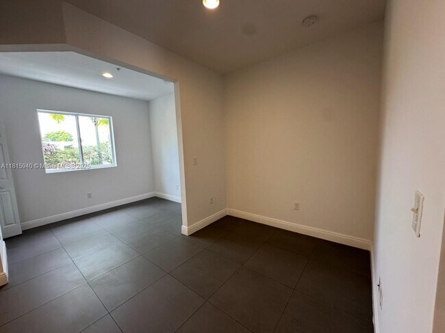 Foto del edificio - 346 NW 35th St