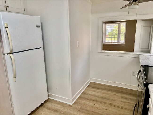 Building Photo - MON6-CD