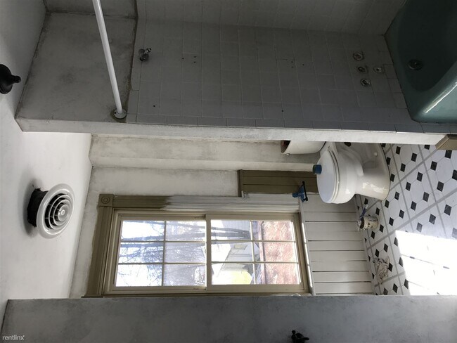 Building Photo - 3 br, 1.5 bath House - 440 W Kings Hwy