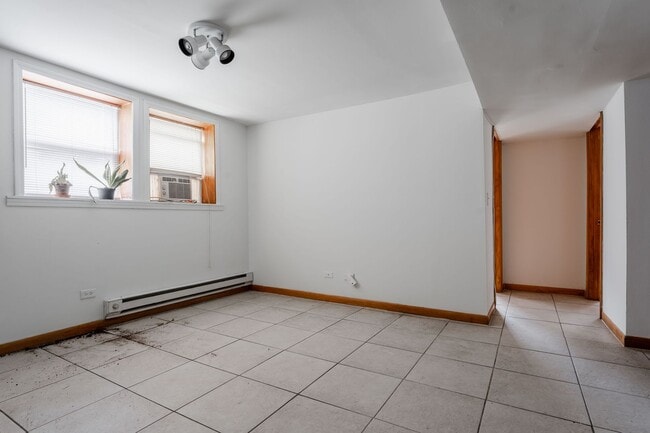 Building Photo - Lincoln Square / Ravenswood - 2 Bed / 1 Ba...