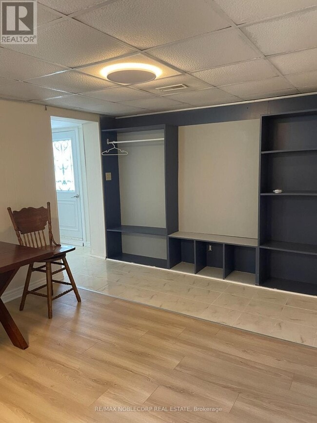 Building Photo - 166 Collings Ave