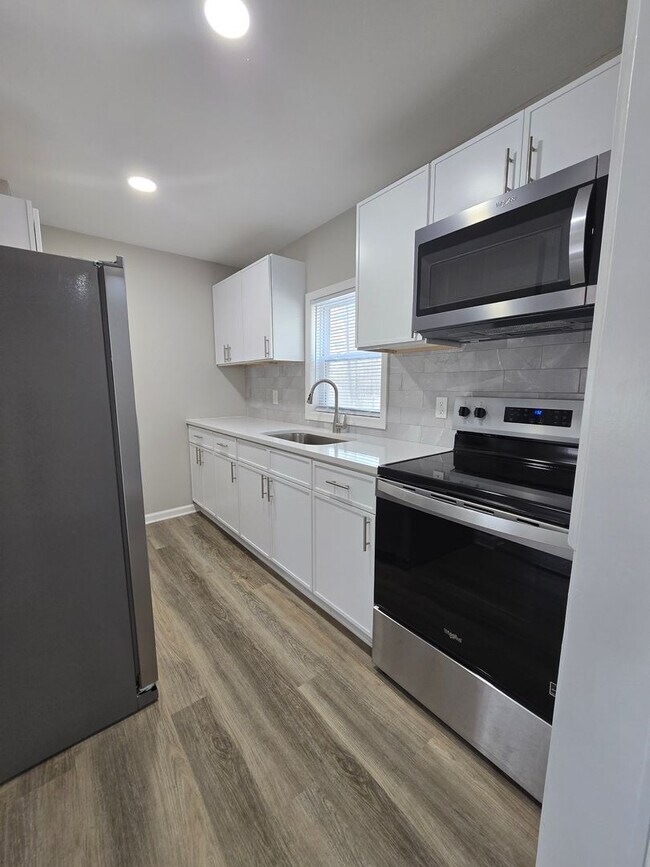 Building Photo - NEW LISTING!!!!!