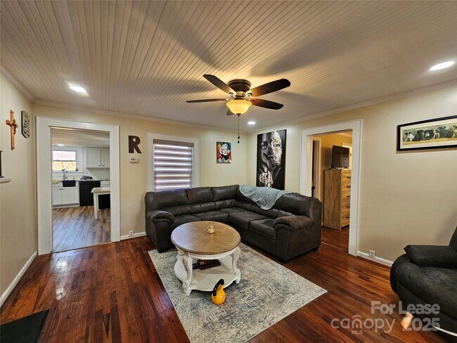 Foto del edificio - 208 W Main St