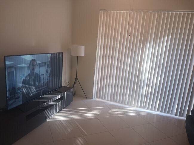 Foto del edificio - 1170 Reserve Way