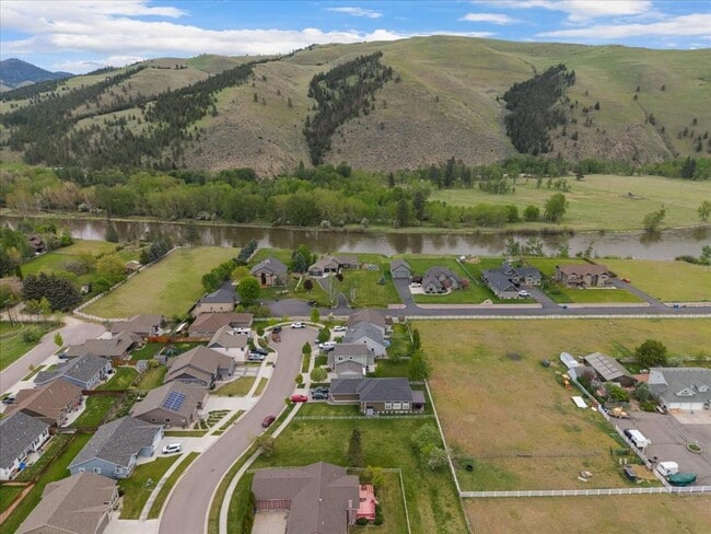 Building Photo - Charming 3 Bed, 2 Bath Home with Modern Up...