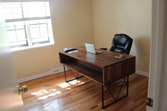 Building Photo - Spacious 5 bed, 2.5 bath in the Heatherwoo...