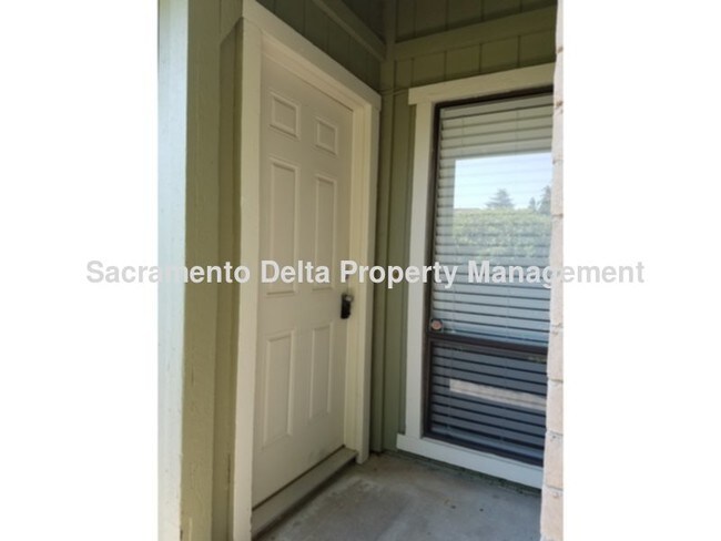 Building Photo - Beauitful Renovated 2 Bedroom Duplex