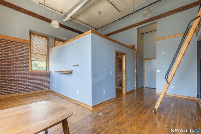 Building Photo - 325 Myrtle Ave