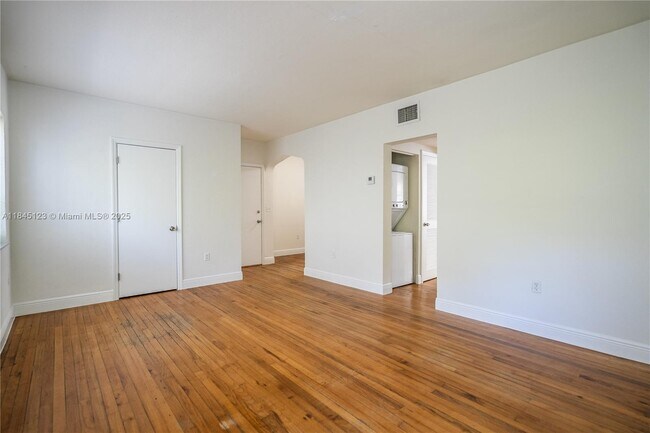 Building Photo - 1007 Bay Dr