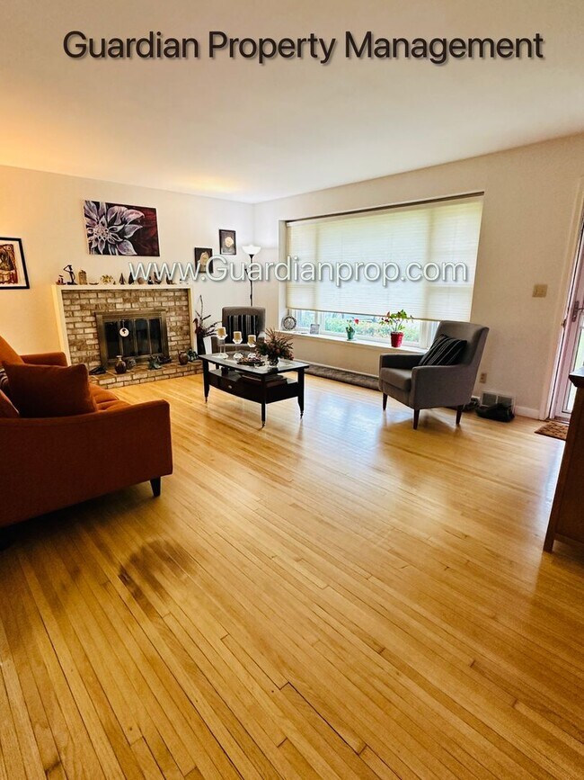 Foto del edificio - Edina Single Family Home, 2 Car Garage, Dishwasher, Hardwood Floors, Available January/Feb