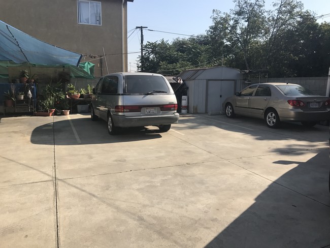 Rear parking - Los Angeles Duplex