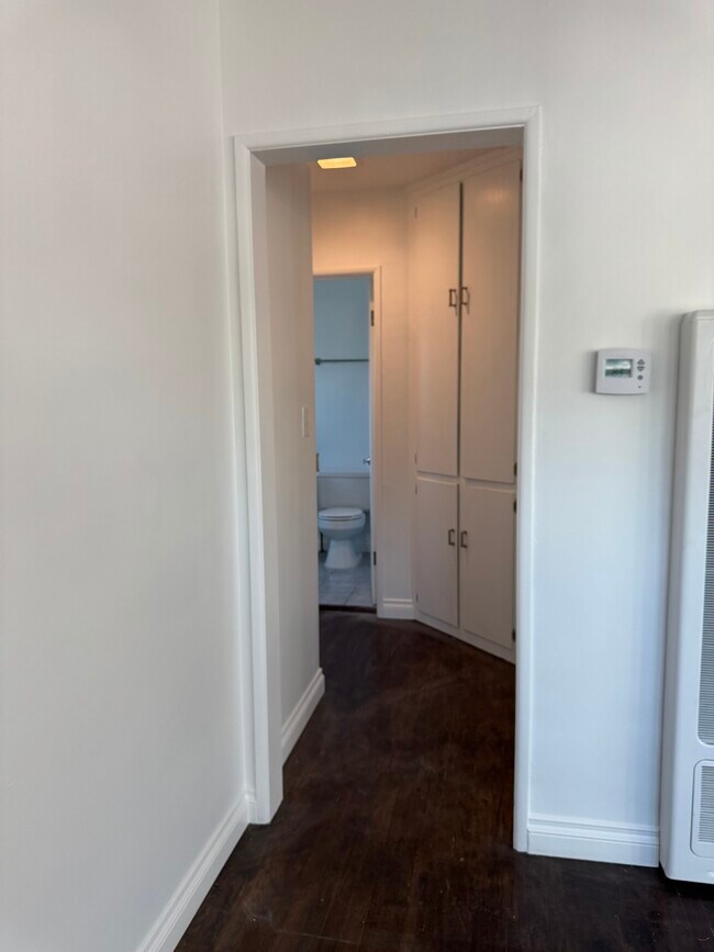 Pasillo - 4306 W 101st St