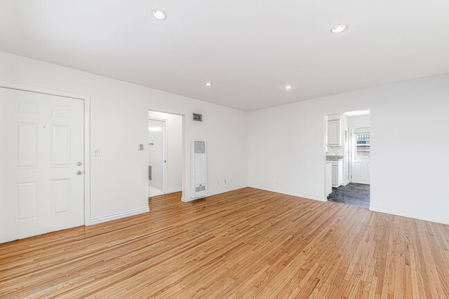 Building Photo - 809 Flora Dr