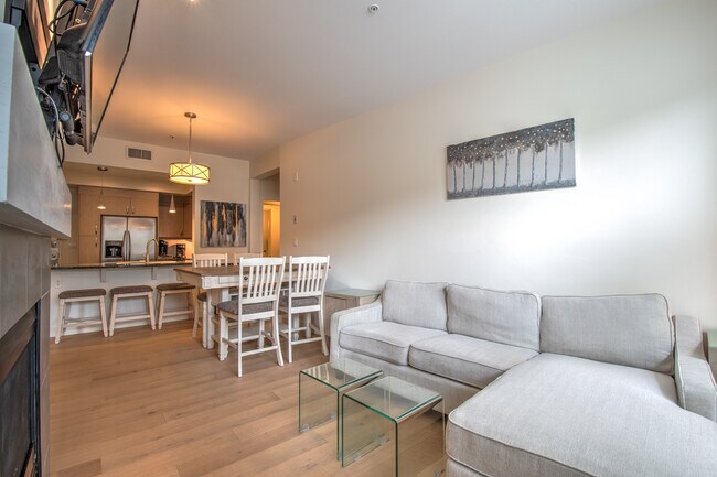 Photo du bâtiment - 7343-7343 Okanagan Landing Rd